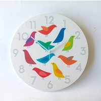 Vogel Flock Wanduhr Mit Zahlen. Einzigartige Farbenfrohe Mid Century Modern Skandi Analog Uhr Für Die Küche, Wohnzimmer Oder Schlafzimmer Vogel Flock Wanduhr Mit Zahlen. Einzigartige Farbenfrohe Mid Century Modern Skandi Analog Uhr Für Die Küche, Wohnzimmer Oder Schlafzimmer von ObjectifyHomeware