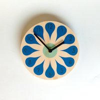 Wanduhr Blaue Blüte Aus Holz Moderne, Massive Mid Century Modern Uhr Wanduhr Blaue Blüte Aus Holz Moderne, Massive Mid Century Modern Uhr von ObjectifyHomeware