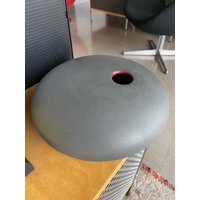 Ikebana Keramik Grau Rot Untertasse Orb Postmoderne Vase von Objectmod
