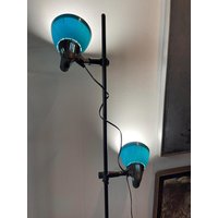 Postmoderne Memphis Design-Ära Stehlampe Aluminor Frankreich Style Einstellbar Richtung Postmoderne Memphis Design-Ära Stehlampe Aluminor Frankreich Style Einstellbar Richtung von Objectmod