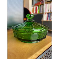 Smaragd Fostoria Münze Deckelglas Gefäß Teller Vintage Smaragd Fostoria Münze Deckelglas Gefäß Teller Vintage von Objectmod