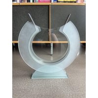 Übergroße Postmoderne Milchglasvase Skulptur Objekt Übergroße Postmoderne Milchglasvase Skulptur Objekt von Objectmod