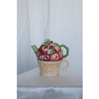 Vintage Korb Äpfel Teekanne & Tasse von ObjectsAndItems