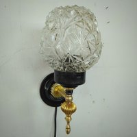 Handgefertigte Vintage Metall-Wandleuchte.1950 Handgefertigte Metall-Wandleuchte Mit Gegossenem Kristallschliffglas von ObjectsIMakeAndFind