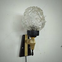 Handgefertigte Vintage Metall Wandleuchte.1950Er Jahre Wandleuchte Mit Gegossenem Kristall Schliff Glas von ObjectsIMakeAndFind