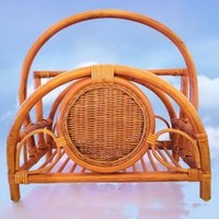 Handgefertigter Bambus-Rattan-Zeitschriftenhalter.vintage Bambus-Rattan-Zeitungsständer von ObjectsIMakeAndFind