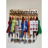 Custom Swim Team Medaillenhalter Wandmontiertes Award-Display von OceanicInteriors