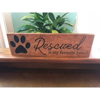 Holzschild Mit Gravur Geretteter Hund, Geschenk Für Tierliebhaber von OceanicInteriors