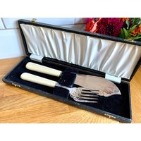 Antike Dignity Verzierte Versilberte Fischscheibe Und -Gabel. Ovp von Ocovintage