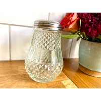 Vintage 1950Er Zuckerstreuer. Geschliffenes Glas Vintage 1950Er Zuckerstreuer. Geschliffenes Glas von Ocovintage