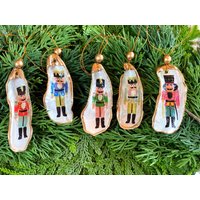 Austernschalen-Nussknacker-Verzierungen Austernschalen-Nussknacker-Verzierungen von OcracokeDesigns