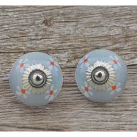 2 Stück Vintage Keramik Möbelknäufe Mit Grauem Blumenmuster in Grau Und Weiß von OddsAndKnobs