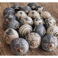5Er Set Keramikknäufe Rauchgrau Weiss Keramik Möbelknäufe Handbemalt Grau Weisse Möbel Knäufe 2/4/6/8/10/12 von OddsAndKnobs