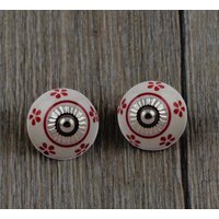 60Er 70Er Keramik Knäufe Jahre Möbelknäufe Aus in Rot Und Weiss von OddsAndKnobs