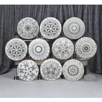 Grau Weiße Keramik Knäufe Vintage Möbel Möbelknöpfe Schrank Griffe von OddsAndKnobs
