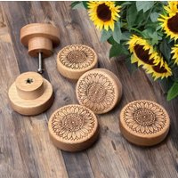Sonnenblume Geprägter Mangoholz Knauf Holzknopf Schrankknopf Holzknäufe Sets Von 6 Holzschrankknäufe Garderobengriffe & Griffe von OddsAndKnobs