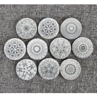 Mandala Grau Und Weiß Sortierte Keramik Schubladenknäufe Mosaik Schrank Knäufe Kleiderschrank Griffe Türknöpfe Sets Von von OddsAndKnobs