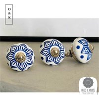 Verzierter Blau-Weißer Keramik-Schubladenknopf, Vintage-Schrankknauf, Schrankgriffe, Knauf-Sets Von 2/4/6/8/10/12 von OddsAndKnobs