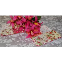 Wende-Rote Stoff-Untersetzer/Tassenteppich | 2Er-Set von OffTheHookbyJulie