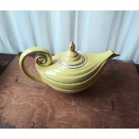 Vintage Hall China Keramik Gelb & Gold Genie Lampe Teekanne Made in Usa Swirled Top Lockengriff 40Er 50Er Mid Century Küchen Dekor von OffbeatAvenue
