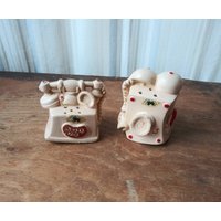 Vintage Salz & Pfeffer Streuer Anthropomorphe Telefone Alte Zeit Mit Goofy Gesichter 60Er Jahre Mid Century Kitsch Dekor Rot Weiß Küche von OffbeatAvenue