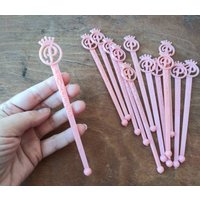 Vintage Swizzle Stick Pastell Pink Princess Bermuda Reise Souvenir Fancy Bar Getränke P Initial Mit Krone 60Er Jahre Mid Century Cocktail von OffbeatAvenue