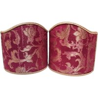 Paar Clip-On Wandleuchten Shield Shades Cardinal Rubelli Seide Jacquard Les Indes Galantes Muster Mini Lampenschirm - Handgemacht in Italien von OggettiVeneziani