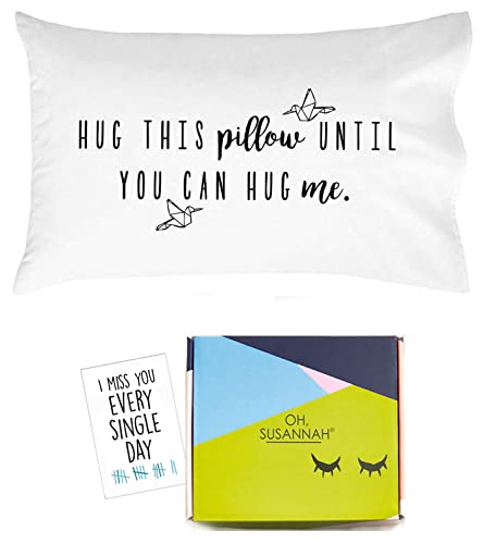 Oh, Susannah Gift Ready Hug This Pillow Until You Can Hug Me Kissenbezug, Karte im Lieferumfang enthalten – Fernbeziehungsgeschenk (50.8x76.2 cm, passend für Standard- oder Queen-Kissen) von Oh, Susannah