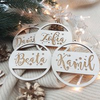 Christbaumkugeln Aus Holz Personalisiert | Dekoration Mit Namen Und Schneeflocken Weihnachtsgeschenk Für Ein Kind Mitbringsel Der Familie von OhMajoCraft