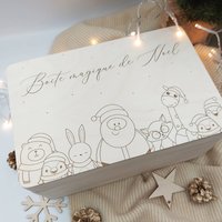 Holzkiste Mit Graviertem Namen Oder Weihnachtstieren Und Der Aufschrift | Weihnachtsgeschenkidee Truhe Für Süßigkeiten, Fotos Kleinigkeiten Kind von OhMajoCraft