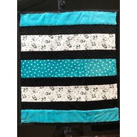Handgefertigte Moderne Baby Minky Decke Blau Und Schwarz Panda Bär Mit Weißen Polka Dots von OhMyModernBaby