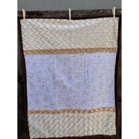 Handgemachte Moderne Baby Minky Babydecke Golden Metallic Sterne Braun Plus Zwei Spucktücher Und Ein Wickeltuch von OhMyModernBaby