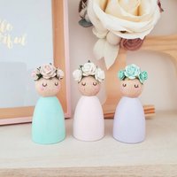 Peg Dolls Blumenkrone - Holzspielzeug Pastell Kinderzimmer Dekor Blumen Mädchen Geschenk Neues Baby Holz Deko von OhSewRosieHandmade