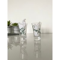 Personalisiertes Schnapsglas | Benutzerdefinierte Gastgeschenke Geburtstagsgeschenk Junggesellinnenabschied Junggesellenabschied Hexenparty Dinner von OhSooAbleToLabel