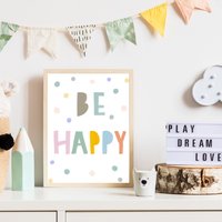 Be Happy Inspirational Quote Print, Motivierender Kinderzimmer Druck, Wohndekor, Spielzimmer Wanddekoration, Wandkunst, Poster, Geschenk 258 von OhhMyPrint