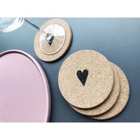 4Er Set Handbestempelte Untersetzer Aus Kork, Glasuntersetzer Mit Stempeldruck Herz, Korkuntersetzer, Tischdekoration 4Er Set Handbestempelte Untersetzer Aus Kork, Glasuntersetzer Mit Stempeldruck Herz, Korkuntersetzer, Tischdekoration von OhwieschoenDesigns