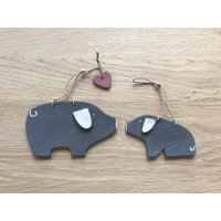 Glücksschwein Wanddeko, Schweinchen Aus Ton, Wanddekoration Als Einzugsgeschenk, Dekoschwein, Glücksbringer, Mitbringsel Glücksschwein Wanddeko, Schweinchen Aus Ton, Wanddekoration Als Einzugsgeschenk, Dekoschwein, Glücksbringer, Mitbringsel von OhwieschoenDesigns