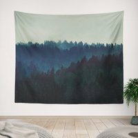 Nebelwald Wandteppich, Blauer Wald Wand Wandteppich, Wald Gobelin Großer Kiefern Gobelin, Nebelhaft Verzauberter von OkopipiDesign