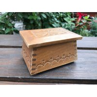 Vintage Holz Handgemachte Floral Geschnitzte Holzkiste -Schmuckschatulle Schmuckschatulle -Ringschatulle -Keepsake Box - Holzschreibtischzubehör Vintage Holz Handgemachte Floral Geschnitzte Holzkiste -Schmuckschatulle Schmuckschatulle -Ringschatulle -Keepsake Box - Holzschreibtischzubehör von OldButGoldShop
