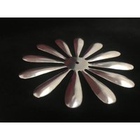 Metall Flach 12 Blütenblatt Blume Mit Loch Medaillon Gänseblümchen von OldCrowShop