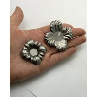 Metall Flaches 3D Blumen Medaillon Stapelbares Blatt Oder Boden Rückseite Der Blume 2 Größen Zur Auswahl von OldCrowShop