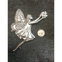Metallene Fröhliche Elfe, Die Blume Hält von OldCrowShop