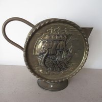 Vintage Wikinger Schiff Messing Gehämmert Krug Wasserkrug Gießkanne von OldEnglishMilly