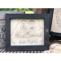 Give Thanks Thankful Pilgrams Primitive Stickerei Gerahmter Druck von OldFarmhouseStitches