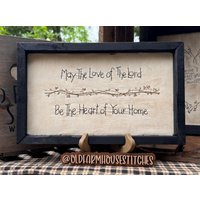 Möge Die Liebe Des Herrn Heart Of Home Primitive Stitchery Gerahmter Druck von OldFarmhouseStitches