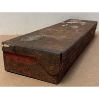 Metall Williams Werkzeugbox Lang Schmal Alt Abgeplatzte Rote Farbe Rechteckform Usa Rostig Bergung Steckschlüsselhalter Vintage 10 X 3 1.5 Metall Williams Werkzeugbox Lang Schmal Alt Abgeplatzte Rote Farbe Rechteckform Usa Rostig Bergung Steckschlüsselhalter Vintage 10 X 3 1.5 von OldFleaToyMarket