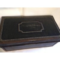 Antike Ledergebundene Reisetruhe - Schwarz Mit Messingnieten Lt Genl Michlemore? Einzigartiger Couchtisch Aufbewahrung in Alter Mode von OldPinkFarmHouse