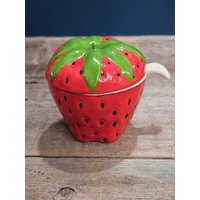 Vintage Entzückende Keramik Erdbeermarmelade Glas Mit Löffel von OldSchoolOddButCool