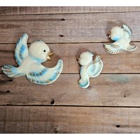 Vintage Flying Bluebird Familie Chalkware Wand-Kunst-Dekor von OldSchoolOddButCool