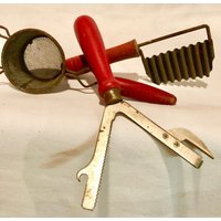 Küche Kochen Utensilien Mit Rot Bemalten Holzgriffe - Set Von Drei- Dosenöffner/strainer/Cutter von OldSoulAntiquesNsuch